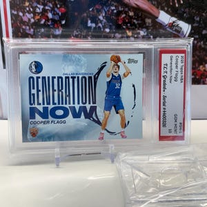 Cooper Flagg 2025 Topps NBA Generation Now Rookie-kort T.C.T. Graded(TM) Gem Mint 10 med ställ