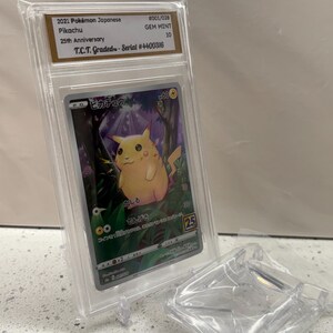 Puede incluir: Una tarjeta coleccionable de Pikachu japon&eacute;s Pok&eacute;mon 25 aniversario de 2021, calificada. La tarjeta est&aacute; dentro de un soporte protector transparente con una calificaci&oacute;n GEM MINT 10. Presenta una ilustraci&oacute;n de Pikachu y texto japon&eacute;s.