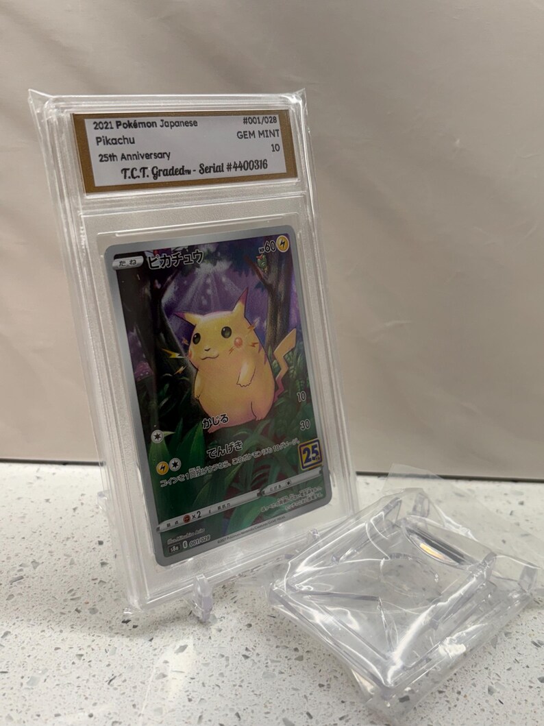 Puede incluir: Una tarjeta coleccionable de Pikachu japon&eacute;s Pok&eacute;mon 25 aniversario de 2021, calificada. La tarjeta est&aacute; dentro de un soporte protector transparente con una calificaci&oacute;n GEM MINT 10. Presenta una ilustraci&oacute;n de Pikachu y texto japon&eacute;s.