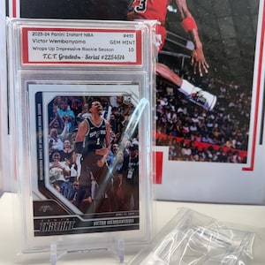 2023 Panini Instant #495 Victor Wembanyama Rookie-kort “Impressive Rookie Season” T.C.T. Graded(TM) Gem Mint 10 med ställ