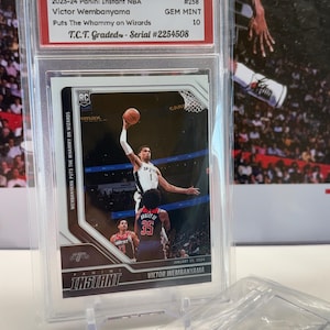 2023 Panini Instant #258 Victor Wembanyama Rookie-kort “Puts The Whammy” T.C.T. Graded(TM) Gem Mint 10 med ställ