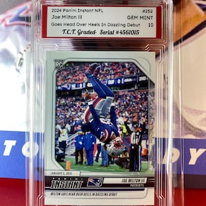 2024 Panini Instant NFL #252 Joe Milton lll geht Hals über Kopf in schillerndes Debüt T.C.T. Graded Gem Mint 10 Rookie Karte