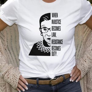 Wenn Ungerechtigkeit zum Gesetz wird, wird Widerstand zur Pflicht Shirt, Protest-T-Shirt, Pro Wahl-T-Shirt, Geschenk der sozialen Gerechtigkeit, Menschrechts-T-Stück, Gleichheit
