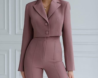 Conjunto de chaqueta y pantalón capri de crepé, ideal para la oficina.