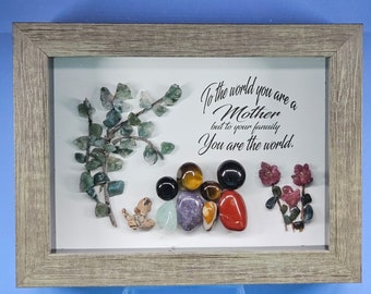 Art de galets encadré personnalisé pour la fête des mères créé avec des pierres précieuses et des pierres roulées, cadeau unique pour une nouvelle maman