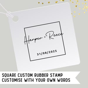 Puede incluir: Un sello de goma cuadrado blanco con un borde negro. El sello dice "Harper + Reece" en escritura cursiva y "31/08/2025" debajo de los nombres.