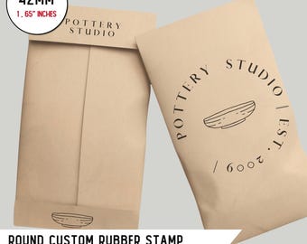 Könnte beinhalten: Zwei beige Papierumschläge mit schwarzem Text und einem Töpferstudio-Logo. Die Umschläge sind mit "Pottery Studio" und "Round Custom Rubber Stamp Send Us Your Logo" beschriftet. Ein Kreis zeigt die Stempelgröße von 42 mm (1,65 Zoll) an.