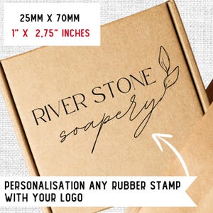 Op de afbeelding: Bruine kartonnen doos met de tekst "RIVER STONE soapery" in zwart. De afmetingen van de doos zijn 25 mm x 70 mm (1" x 2,75"). De tekst "PERSONALISATION ANY RUBBER STAMP WITH YOUR LOGO" is ook zichtbaar.