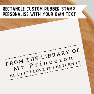 Puede incluir: Un sello de goma negro y blanco con el texto "FROM THE LIBRARY OF Mr Princeton READ IT | LOVE IT | RETURN IT"