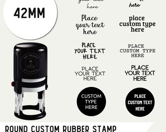 Könnte beinhalten: Ein runder schwarzer und weißer Stempel aus Gummi mit einem Durchmesser von 42 mm. Der Stempel hat einen Griff und ein austauschbares Stempelkissen. Der Text "WE HEART STAMPS" ist auf dem Stempel aufgedruckt. Das Bild enthält auch Text, der "Place your text here" und "PLACE YOUR TEXT HERE" in verschiedenen Größen und Stilen lautet.