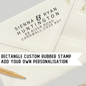 Könnte beinhalten: Ein weißer Umschlag mit einem schwarzen Stempel, auf dem "SIENNA & RYAN HUNTINGTON 99 RIVER ROAD CORNWALL, CO35 8GT" steht. Unter dem Stempel steht der Text "RECTANGLE CUSTOM RUBBER STAMP ADD YOUR OWN PERSONALISATION".