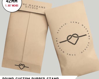 Könnte beinhalten: Ein brauner Papierumschlag mit einem runden Gummistempel mit einem schwarzen Herz-Knoten-Design und dem Text "Esme Macrame Studio". Der Umschlag ist 42 mm breit. Der Text "Runder individueller Gummistempel Senden Sie uns Ihr Logo" ist unter dem Umschlag gedruckt.