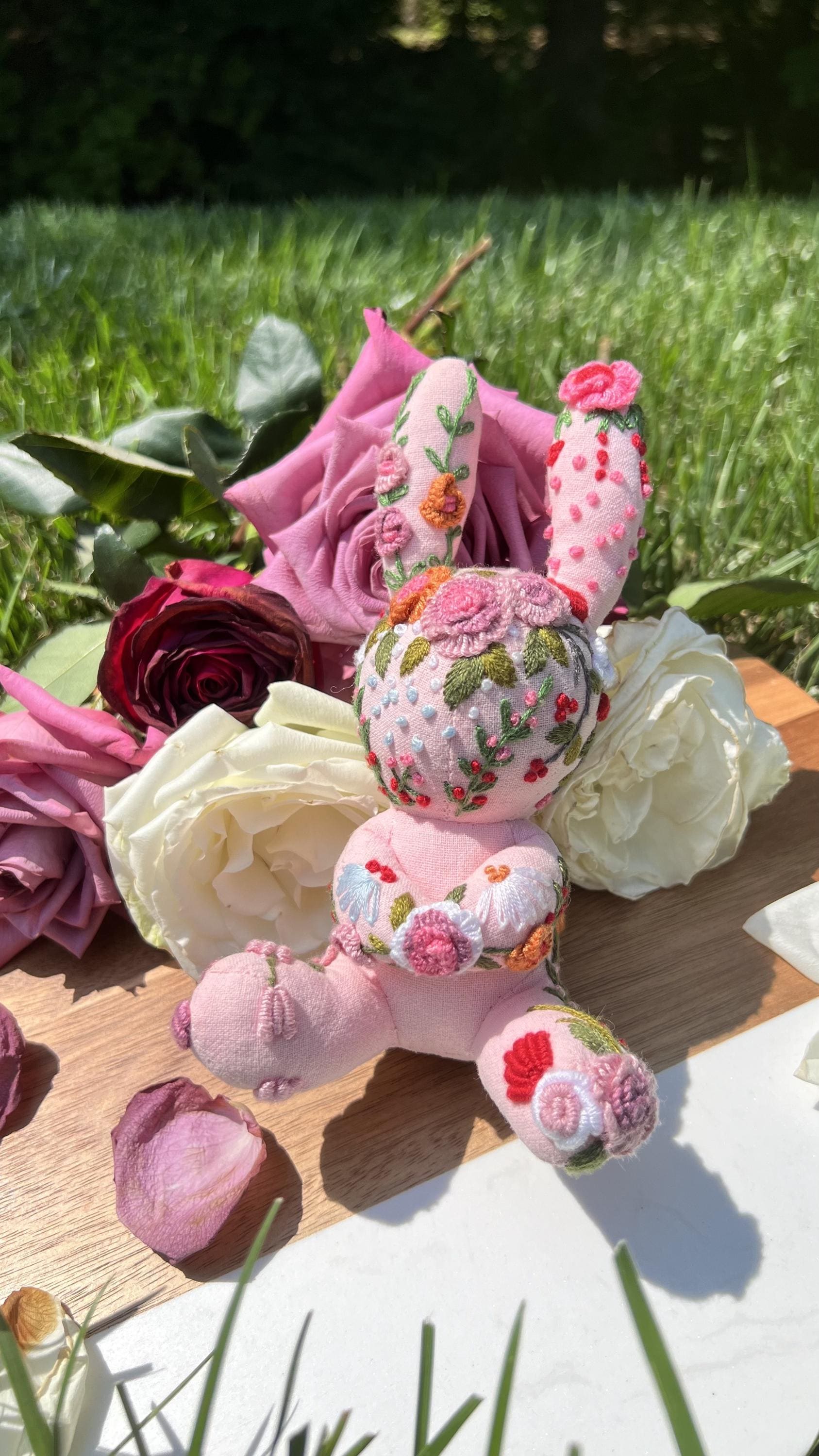 ハンドメイド 棒針編み うさぎ ぬいぐるみ 花刺繍 バッグチャーム ハンドメイドのウサギのバッグチャーム - 刺繍されたウサギのバッグ
