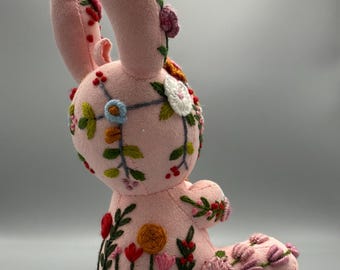 ハンドメイド 棒針編み うさぎ ぬいぐるみ 花刺繍 バッグチャーム ハンドメイドのウサギのバッグチャーム - 刺繍されたウサギのバッグ