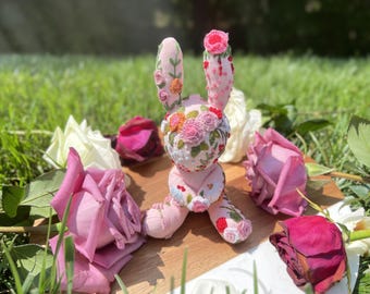 ハンドメイド 棒針編み うさぎ ぬいぐるみ 花刺繍 バッグチャーム ハンドメイドのウサギのバッグチャーム - 刺繍されたウサギのバッグ