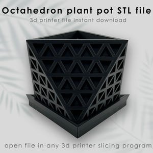 Puede incluir: Una maceta geométrica negra con forma de octaedro. La maceta tiene un patrón triangular y una base plana. La maceta está diseñada para la impresión 3D.