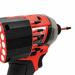 Puede incluir: Un atornillador de impacto sin escobillas FUEL rojo y negro. La herramienta tiene un mango negro, un cuerpo rojo y un extremo frontal negro. El extremo frontal tiene un panel rojo con puntos blancos y la palabra "FUEL". Una cubierta de pl&aacute;stico transparente est&aacute; en la parte superior.
