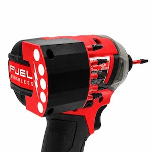 Puede incluir: Atornillador de impacto inal&aacute;mbrico rojo y negro con mango negro y bater&iacute;a roja. La herramienta tiene la palabra "FUEL" impresa en el lateral y "BRUSHLESS" debajo. La bater&iacute;a dice "LITHIUM-ION 18V 6.5Ah".