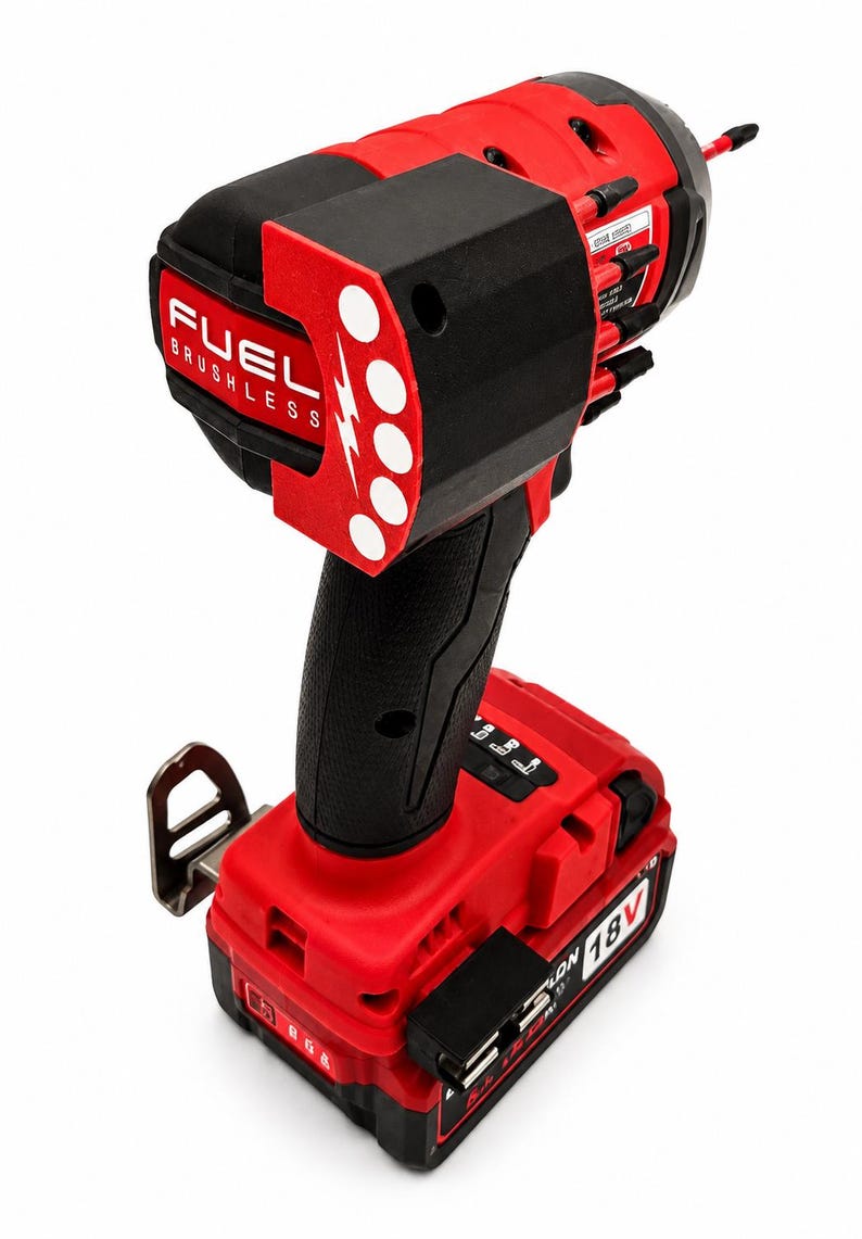 Puede incluir: Un atornillador de impacto inal&aacute;mbrico rojo y negro con el texto "FUEL BRUSHLESS" y un rayo. La herramienta tiene un mango negro y una bater&iacute;a roja de 18 V.