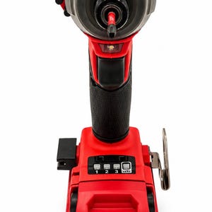Puede incluir: Atornillador de impacto inal&aacute;mbrico rojo y negro con empu&ntilde;adura negra. La herramienta tiene una parte delantera transparente y la palabra "BRUSHLESS" es visible. La base tiene un compartimento para la bater&iacute;a y un indicador de nivel de potencia.