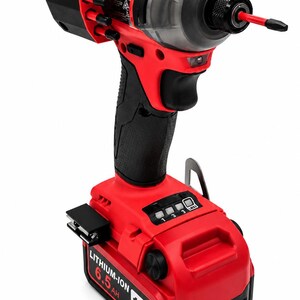 Puede incluir: Un atornillador de impacto inal&aacute;mbrico rojo y negro con un mango negro y una cabeza de pl&aacute;stico transparente. La herramienta tiene una bater&iacute;a que dice "LITHIUM-ION 6.5 AH 18V". Dise&ntilde;ado para trabajos de construcci&oacute;n y reparaci&oacute;n.