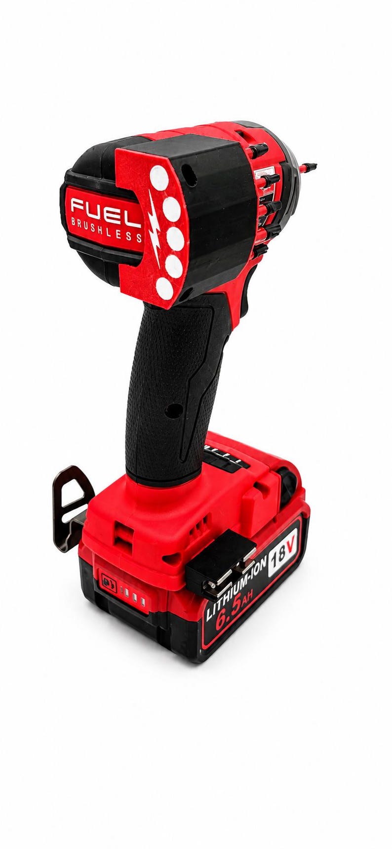 Puede incluir: Taladro inal&aacute;mbrico rojo y negro con el texto "FUEL BRUSHLESS" y "LITHIUM-ION 18V 6.5AH". El taladro tiene un mango negro y una bater&iacute;a roja.