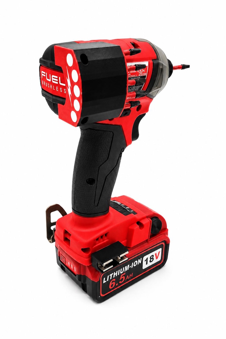 Puede incluir: Atornillador de impacto inal&aacute;mbrico rojo y negro con mango negro y bater&iacute;a roja. La herramienta tiene la palabra "FUEL" impresa en el lateral y "BRUSHLESS" debajo. La bater&iacute;a dice "LITHIUM-ION 18V 6.5Ah".