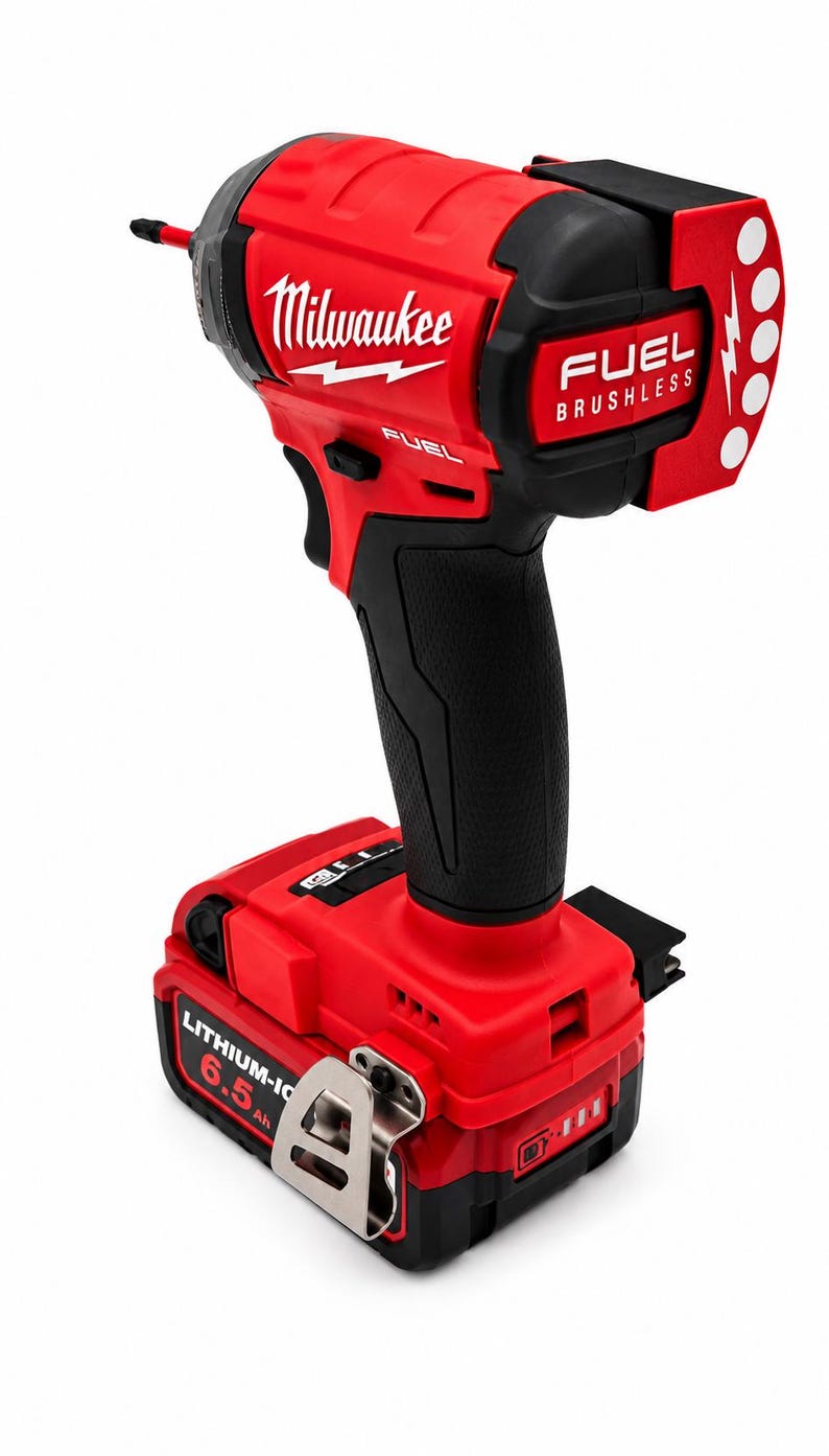 Puede incluir: Atornillador de impacto inal&aacute;mbrico rojo y negro con el logotipo "Milwaukee". La herramienta tiene un mango negro y una bater&iacute;a roja con la etiqueta "LITHIUM-ION 6.5 Ah". Las palabras "FUEL BRUSHLESS" tambi&eacute;n est&aacute;n impresas.