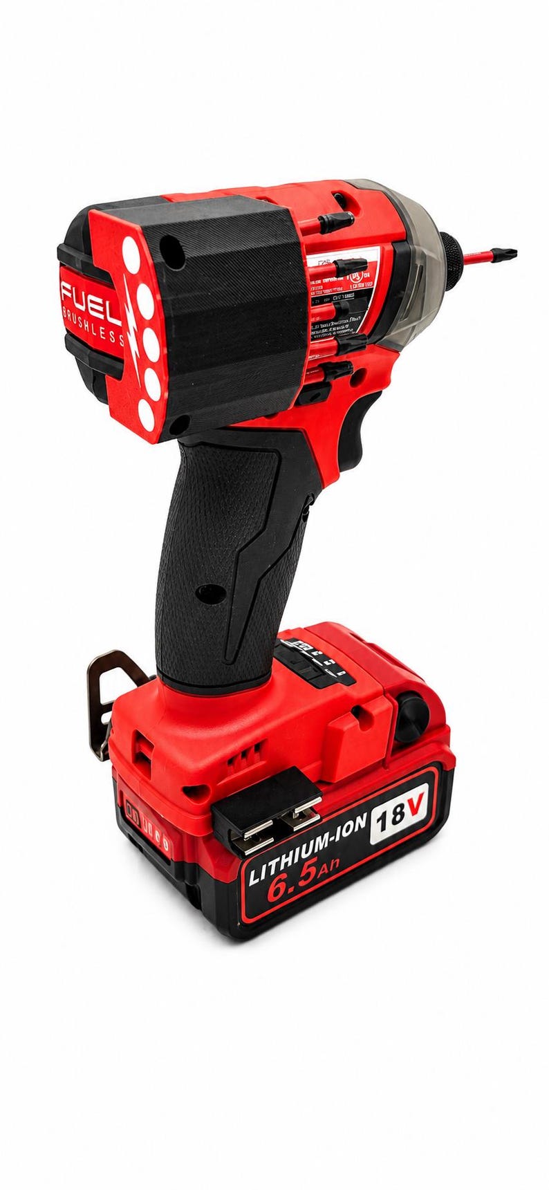 Puede incluir: Un atornillador de impacto inal&aacute;mbrico rojo y negro con un agarre negro y una bater&iacute;a. La herramienta tiene el texto "FUEL BRUSHLESS" y "LITHIUM-ION 18V 6.5Ah" impreso.