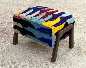 Marokkanische Kelim-Bank, osmanische Schlaufe, Teddy-Beinstütze, handgefertigter Sherpa-Stuhl aus der Mitte des Jahrhunderts, marokkanischer Holz-Pouf
