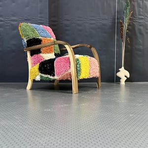 Kolorowy fotel patchworkowy z drewnianą ramą | Wystrój boho, nowoczesny element dekoracyjny, niepowtarzalny design, żywe meble
