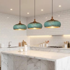 Lámpara colgante de cobre con pátina verde: Iluminación rústica para islas de cocina
