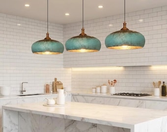 Lámpara colgante de cobre con pátina verde: Iluminación rústica para islas de cocina