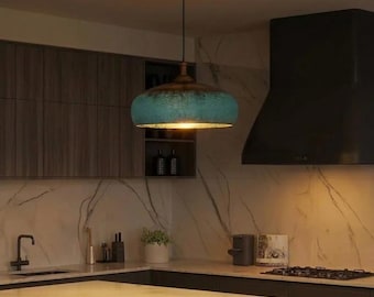 Lámpara colgante de cobre con pátina verde: Iluminación rústica para islas de cocina