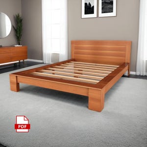 Puede incluir: Un marco de cama plataforma de madera con una base de listones y una cabecera con listones horizontales. El marco de la cama está hecho de madera natural y tiene un acabado marrón claro.