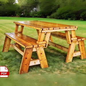 Könnte beinhalten: Ein Picknicktisch-Set aus Holz mit zwei Bänken. Tisch und Bänke sind aus Naturholz mit einer hellbraunen Beize. Das Set steht auf einem Rasen.