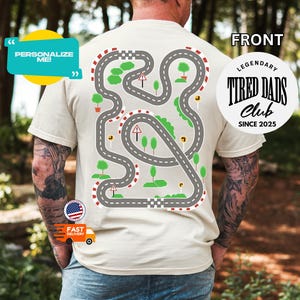 パーソナライズされたコンフォートカラーのTired Dads Clubシャツ、プレイマット付きTシャツ、ロードレーストラックシャツ、父の日ギフト、お父さんが車で遊べる