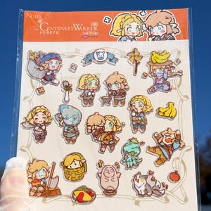 Puede incluir: Una lámina de pegatinas transparentes con personajes de dibujos animados con pelo rubio y varios atuendos. Las pegatinas incluyen el texto "Notes of the Centenary Warrior" e "Infinite". Las pegatinas están sobre un fondo color crema.