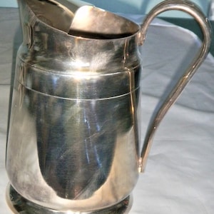 REED & BARTON PITCHER # 2800 / 64 Oz – Silver Plate – With Ice Guard – M C M