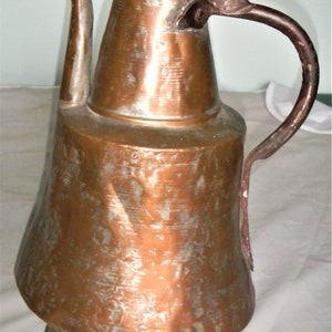 Jarra de água de cobre vintage em formato de sino