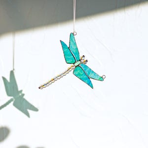 Handmade Stained Glass Dragonfly Suncatcher, Crystal Chain Window Hanging Decoration, Nature-Inspired Art Gift for Home Decor
