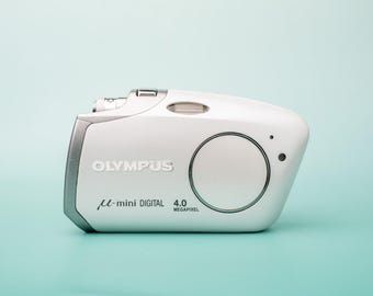 オリンパス フェラーリ デジタルカメラ：限定版 2003 Mju 400、箱入り