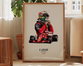 Pode incluir: Um pôster emoldurado com o piloto de Fórmula 1 Charles Leclerc com seu macacão e capacete de corrida vermelhos. O pôster também mostra seu carro de corrida vermelho. O pôster é exibido em uma sala com moldura de madeira e luz natural.