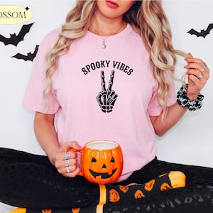 Camiseta con ambiente espeluznante, camiseta de Halloween con símbolo de la paz y esqueleto, camiseta Comfort Colors 1717, linda camiseta de Halloween, camiseta de temporada de fantasmas, camiseta gráfica de otoño