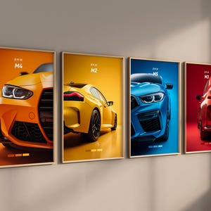 Könnte beinhalten: Vier gerahmte Poster mit BMW-Autos: M4 in Orange, M2 in Gelb, M5 in Blau und M3 in Rot. Jedes Poster hat einen einfarbigen Hintergrund, der die Farbe des Autos ergänzt. Das BMW-Logo und das Modell werden oben angezeigt.