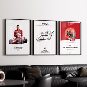 Könnte beinhalten: Drei gerahmte Poster mit Formel-1-Motiven. Eines zeigt Michael Schumacher in einem roten Rennwagen, ein anderes die Streckenkarte von Imola und das dritte einen roten Rennhelm.