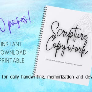 Pode incluir: Um caderno branco com espiral com o texto "Scripture Copywork" escrito em caligrafia preta. O caderno &eacute; para a pr&aacute;tica di&aacute;ria de caligrafia, memoriza&ccedil;&atilde;o e devo&ccedil;&atilde;o. O caderno tem 10 p&aacute;ginas e &eacute; um download instant&acirc;neo e imprim&iacute;vel.