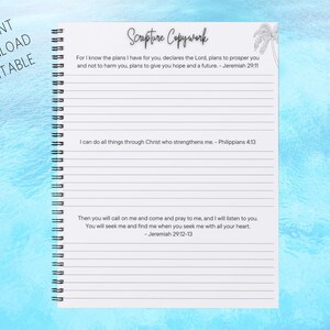 Pode incluir: Caderno de c&oacute;pia de escrituras imprim&iacute;vel com fundo branco e linhas pretas. O caderno tem uma encaderna&ccedil;&atilde;o em espiral preta e apresenta uma ilustra&ccedil;&atilde;o de palmeira. O texto na p&aacute;gina inclui vers&iacute;culos de Jeremias 29:11, Filipenses 4:13 e Jeremias 29:12-13.