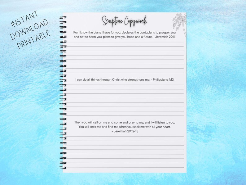 Pode incluir: Caderno de c&oacute;pia de escrituras imprim&iacute;vel com fundo branco e linhas pretas. O caderno tem uma encaderna&ccedil;&atilde;o em espiral preta e apresenta uma ilustra&ccedil;&atilde;o de palmeira. O texto na p&aacute;gina inclui vers&iacute;culos de Jeremias 29:11, Filipenses 4:13 e Jeremias 29:12-13.