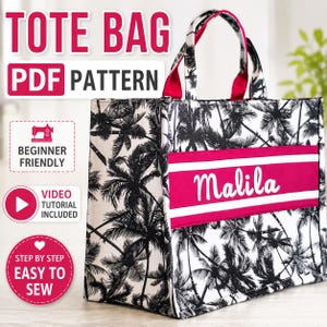 Puede incluir: Un bolso tote con un estampado de palmeras en blanco y negro. El bolso tiene un acento rosa con el nombre "Malila" en blanco. El texto "TOTE BAG PDF PATTERN" está en la parte superior. El patrón es apto para principiantes e incluye un tutorial en vídeo.